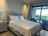 Luxurious Oceanfront Condo with Rooftop Pool on Brighton Beach– Sleeps 4