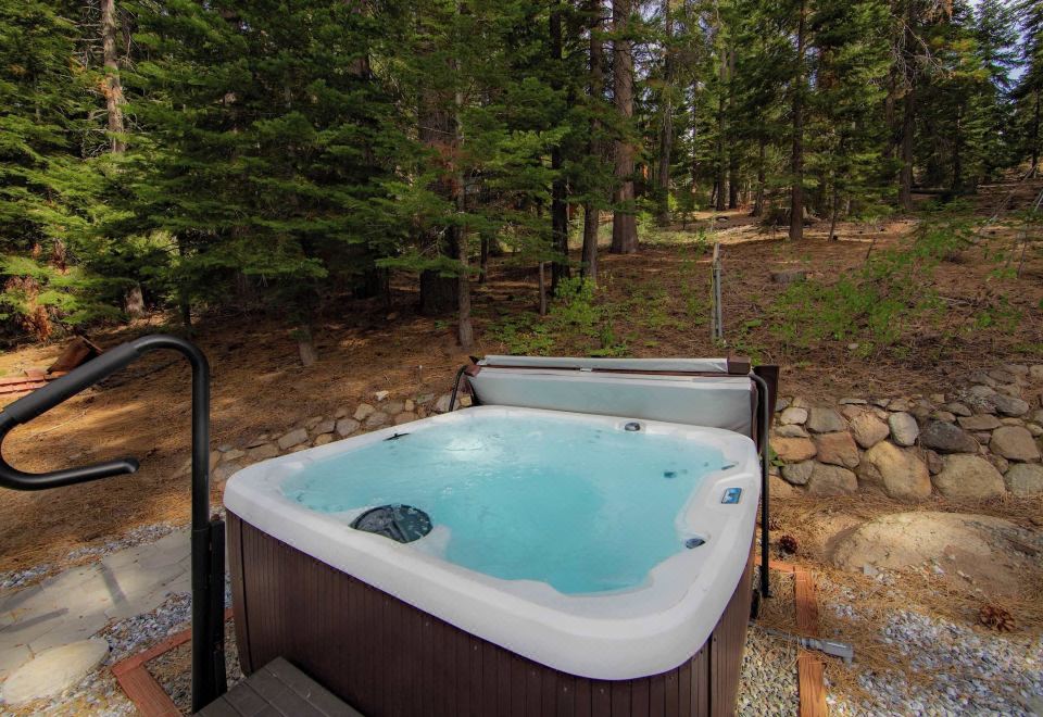 小屋，多张床，带热水浴缸，山脉景观（南方松林）