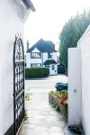Serviced Accom Sleeps 8- Near London, Free Parking