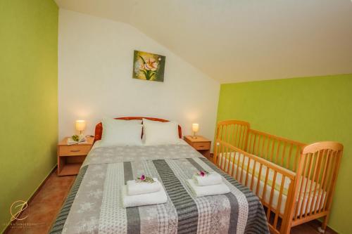 带梳化床的两卧室公寓