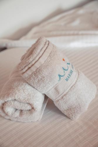 带阳台和海景的豪华双人房