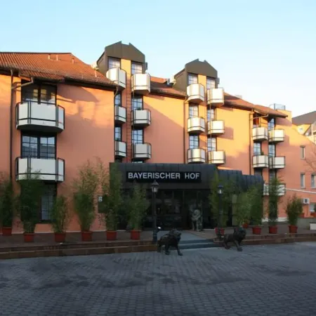 Hotel Bayerischer Hof Отели в г. Эрланген