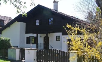 Ferienhaus in Sonnenbichl Mit Garten, Terrasse Und Grill