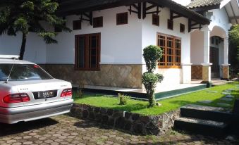 Junjunan Dalam Sharia Guesthouse - Housity