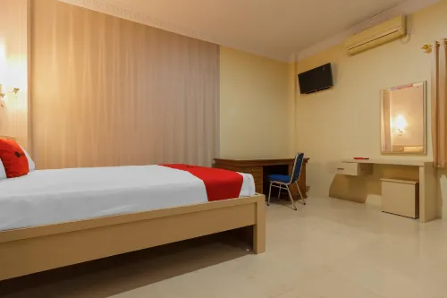 RedDoorz Plus Near Pantai Malalayang Manado Hotels in Mandolang