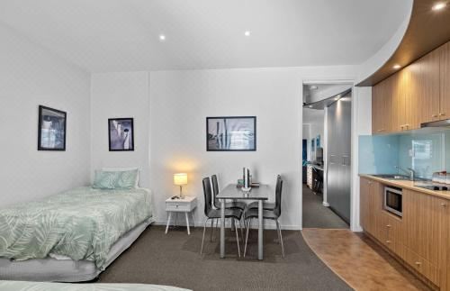 340 the Waves, the Esplanade, Cowes One-Bedroom Studio