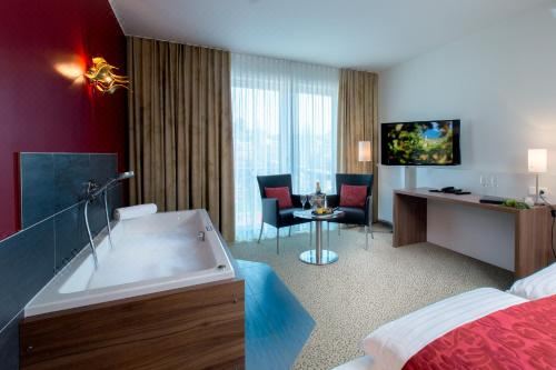 Vinotel小型套房，房内设按摩浴缸