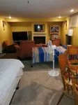 Basement Studio Apartment Hotel di 