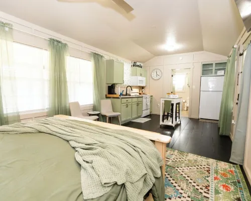 Country Cabin on the Creek in Belton with WiFi, AC ベルトンのホテル