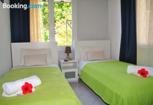 双卧室小屋，设有私人游泳池