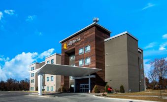 La Quinta Inn & Suites by Wyndham Pittsburg