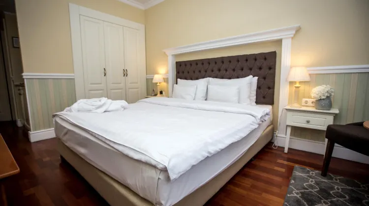 Queen's Court Hotel & Residence Room