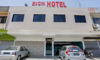 Super OYO 89495 Rich Hotel