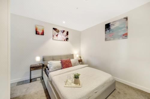 A Chic 2BR Apt Near Southern Cross City Views Apartment