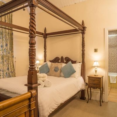 Four Poster Double Room The Peak Hotel Promo Code