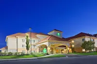 La Quinta Inn & Suites by Wyndham Olathe Hotels in 