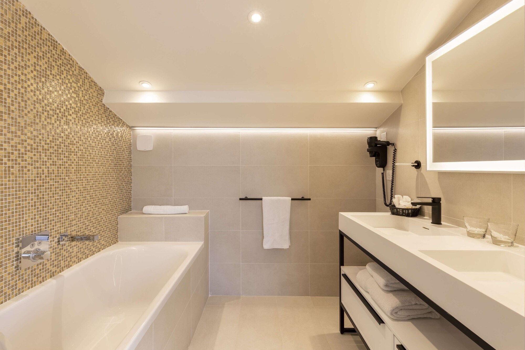 套房， 多张床， 浴缸， 海景