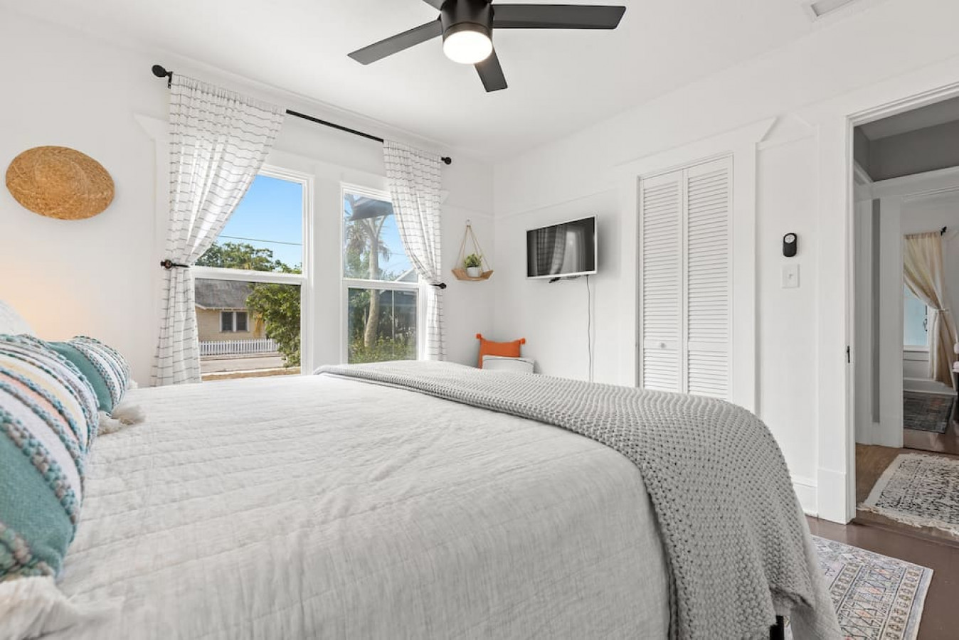 迷人的休闲-带盖泳池、室外烧烤、游戏