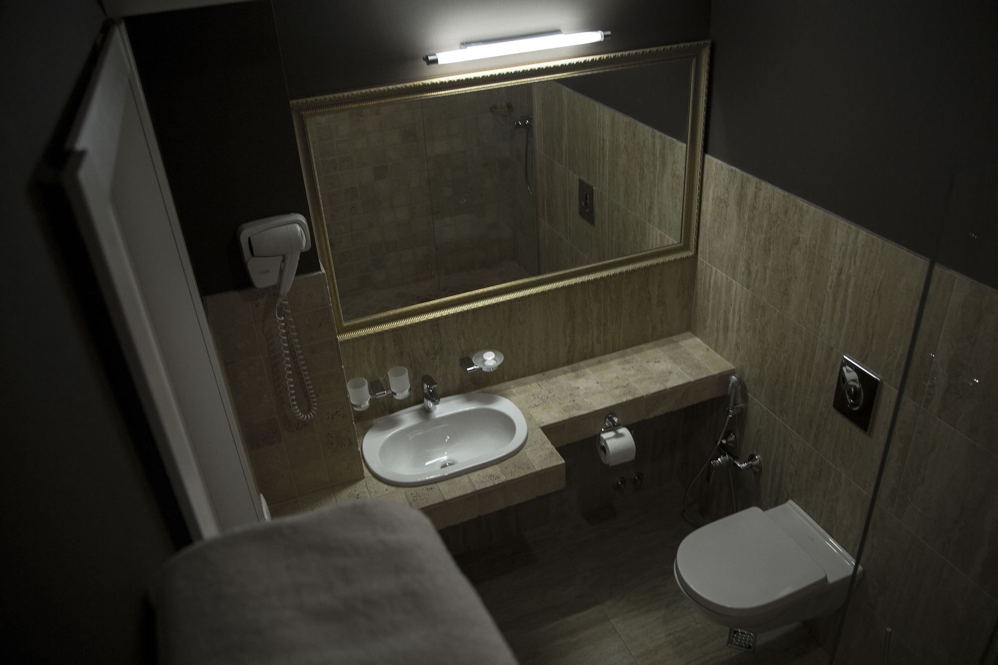 舒适套房， 1 张特大床和 1 张梳化床