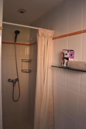 泳池景两卧室公寓 - 带阳台