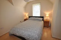 6 Varis Apartments