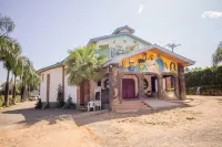 Jamindas Paradise Motel Отели в г. 