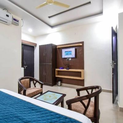 Deluxe Room With Balcony ADVANTAGE INN Promo Code