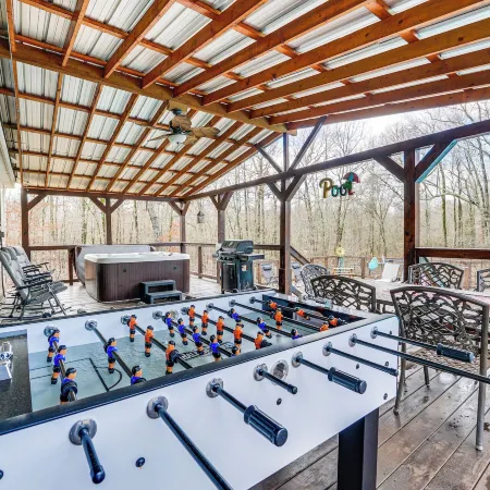 Pet-Friendly Home w/ Deck in Broken Bow! Отели в г. Брокен Боу