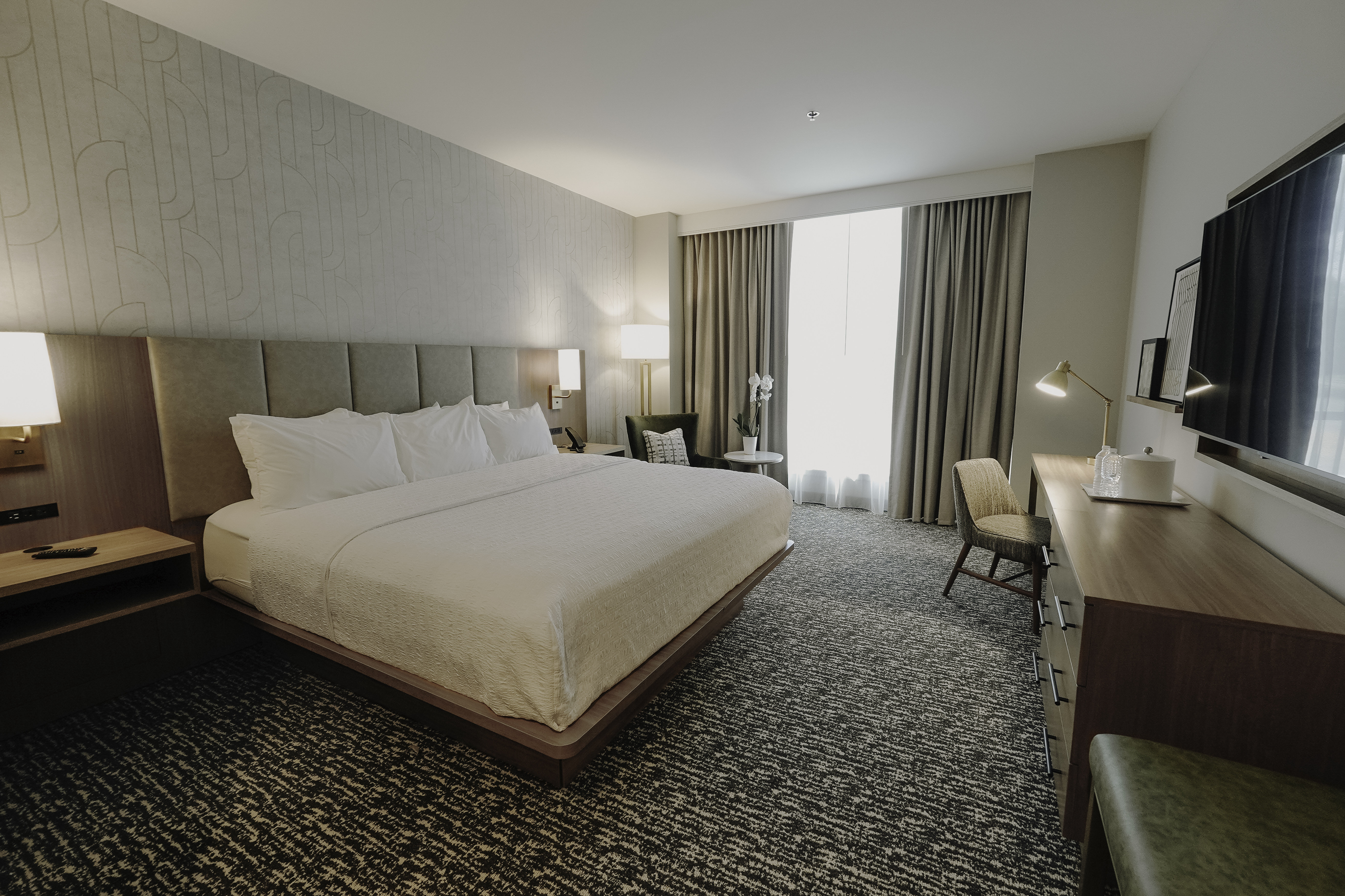 两个房间特大床套房