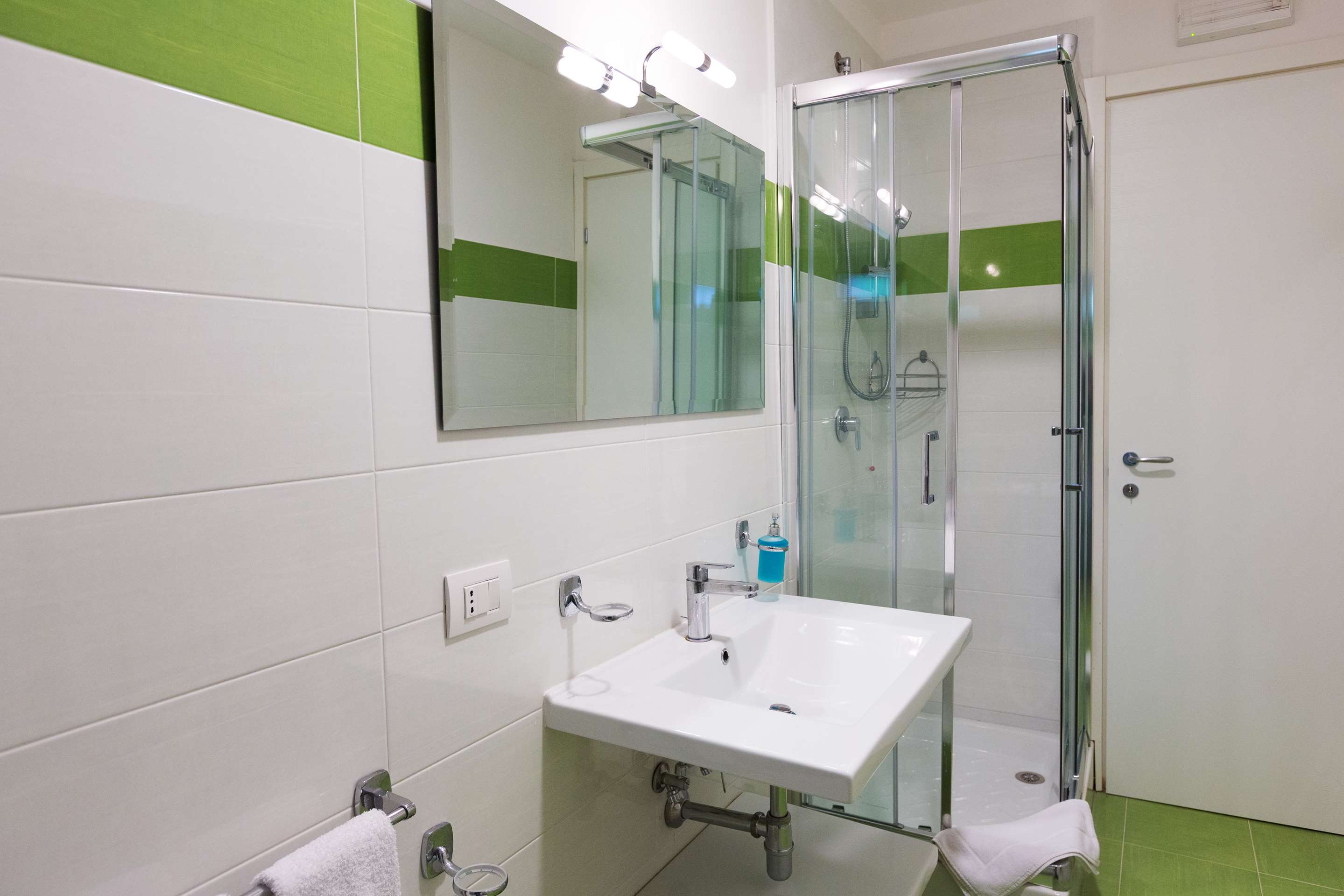 1张特大床，禁烟，高级房，阳台，海景，可转换为两张单人床