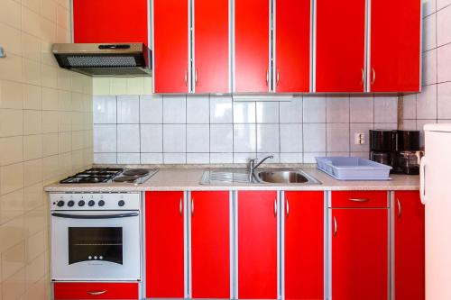 带阳台和海景的两卧室公寓