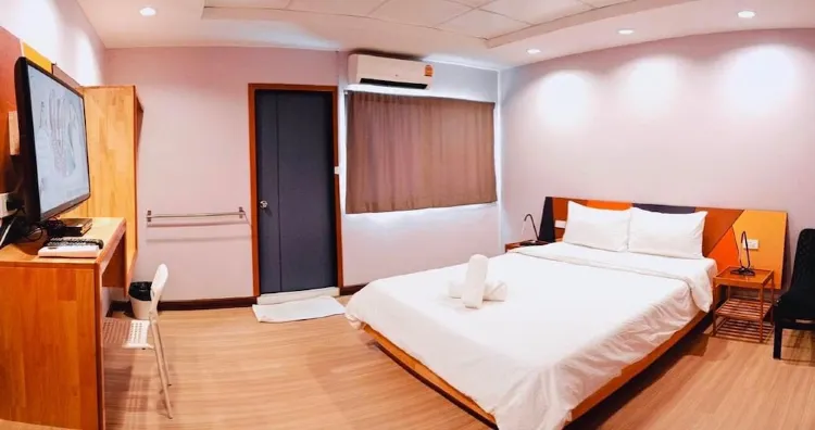 ห้องเตียงใหญ่ พร้อมห้องน้ำส่วนตัว