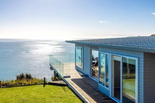 Onetangi Clifftop, Onetangi - Be My Guest Waiheke Two-Bedroom House
