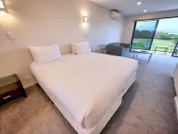 Diamond Island Resort, Restaurant & Bar and Penguin Show Hotels in Bicheno