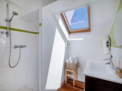 带山景的双人间