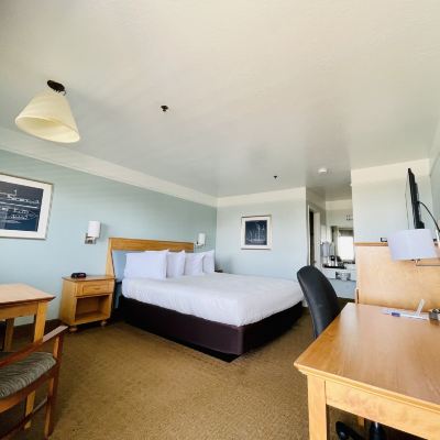 Deluxe King Room with Patio - Non-Smoking Seabird Lodge Promo Code