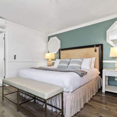 One-Bedroom King Suite With Balcony Ascot Suites Promo Code