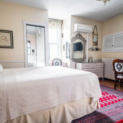 Queen Room 19 McGee's Inn Promo Code