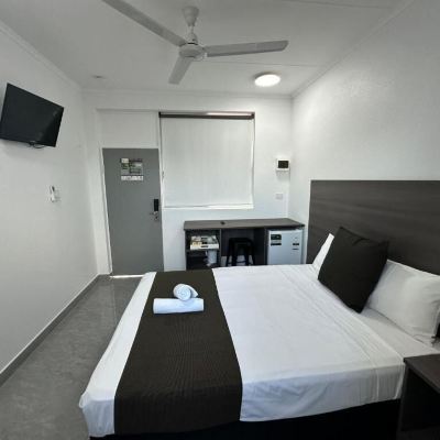 Budget queen motel room Darwin Resort Promo Code
