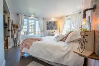 Waterfront Oasis: Luxury Retreat Between Ottawa and Montreal Hotele w: 