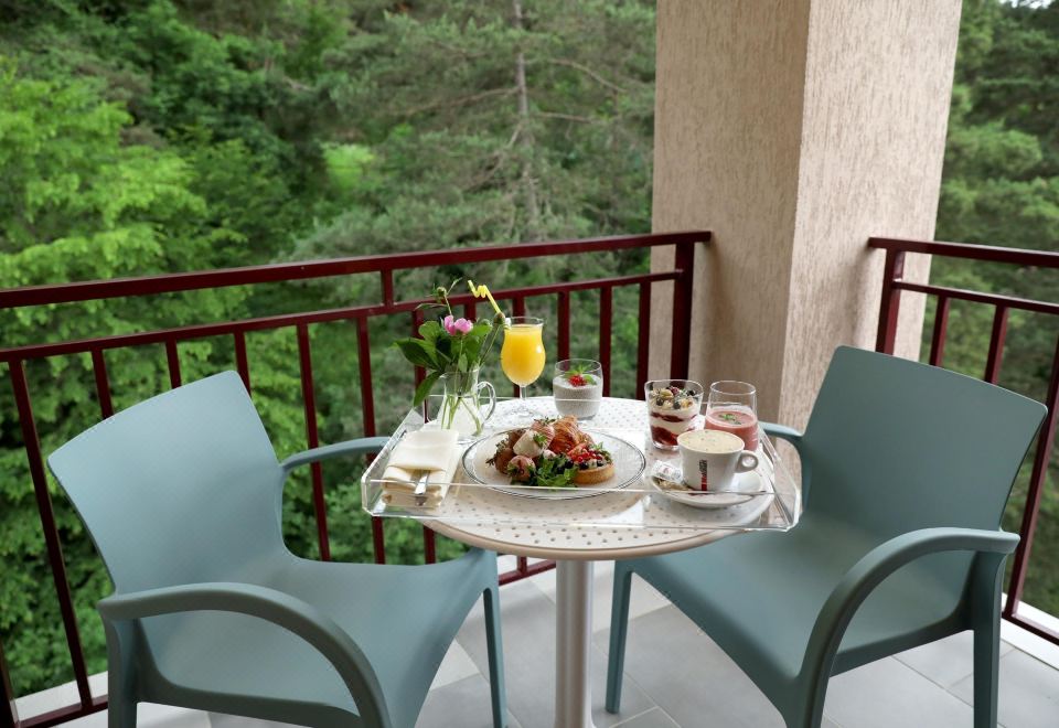 舒适房（大床）-无烟， 阳台， 咖啡壶和茶壶， 淋浴