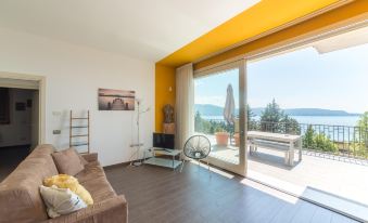 Three Room Apartment Lugana Yellow with Large Lake View Terrace