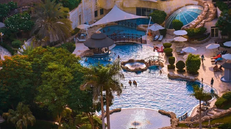 ローダ アル ムルージュ ホテル ドバイ 外観