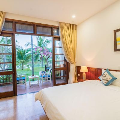 Bungalow with Pool View