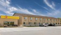 Super 8 by Wyndham Macomb Hotele w: 