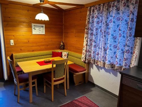 带阳台的三卧室公寓