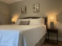 Deluxe 2 King Suites–Walk to Downtown Highlands NC– Fireplace & Fiber Optic