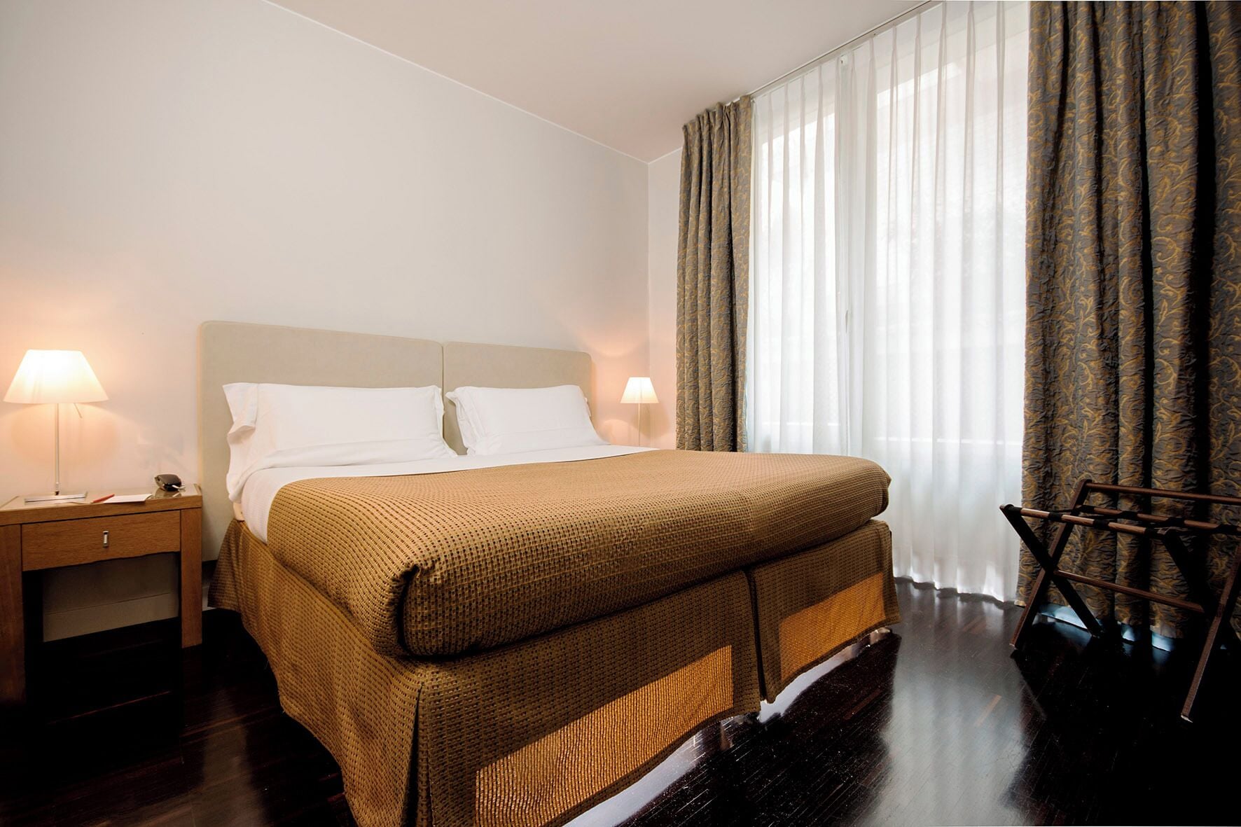 高级套房，附楼（3人，距主楼50米）