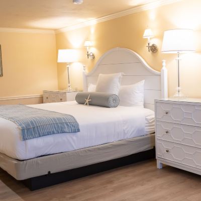 Standard King Room Anchor in Distinctive Waterfront Lodging Promo Code