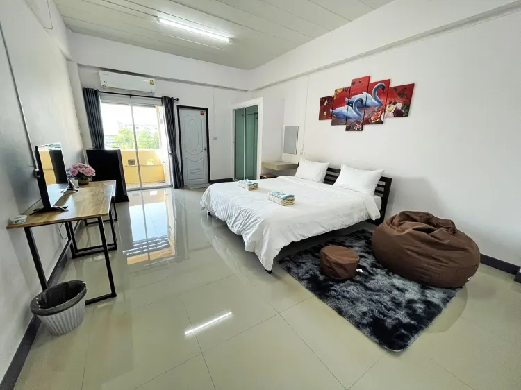 Deluxe King Room with Garden View-Accessible